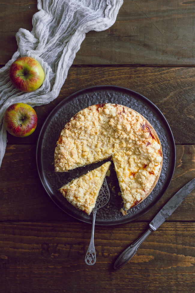 Apfel Käsekuchen mit Streuseln gedeckter Apfelkuchen Apfel Mürbeteig Quark Sonntagskuchen backen Winter Frühling Vanille