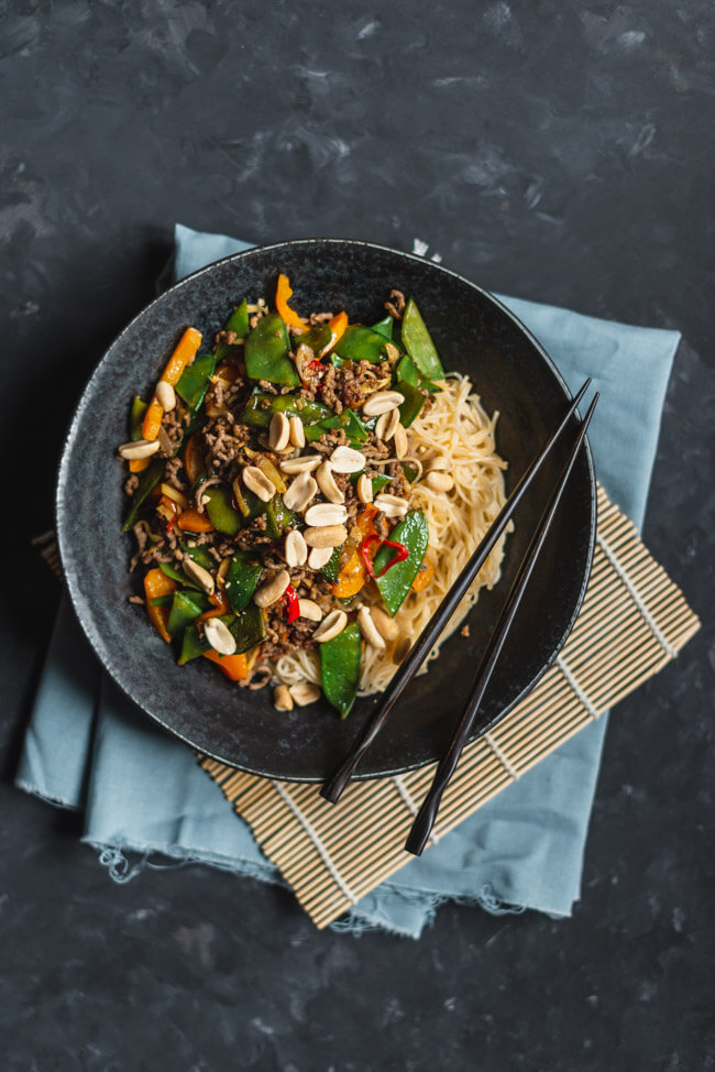 Asia gemüsepfanne mit Hackfleisch und Erdnüssen Chili Sojasauce Zuckerschoten Paprika MieNudeln Chinesisch asiatisch schnell abendessen feierabend