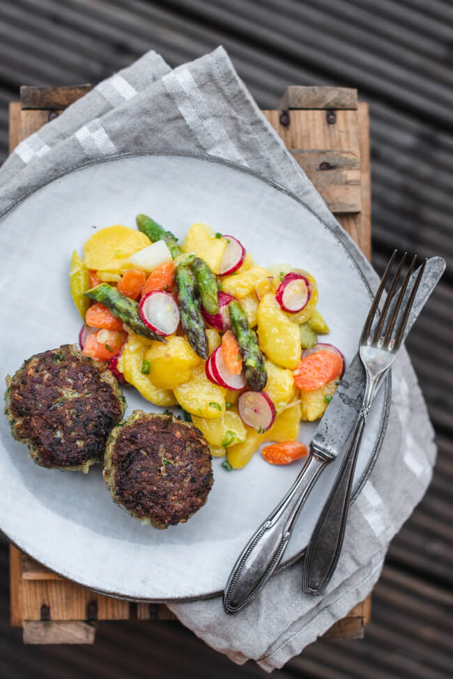Bärlauch Frikadelle Bulette Fleischpflanzerl Bratling bunter Kartoffelsalat Spargel Radieschen Karotten Kohlrabi Frühling einfach fränkisch traditionell bayerisch