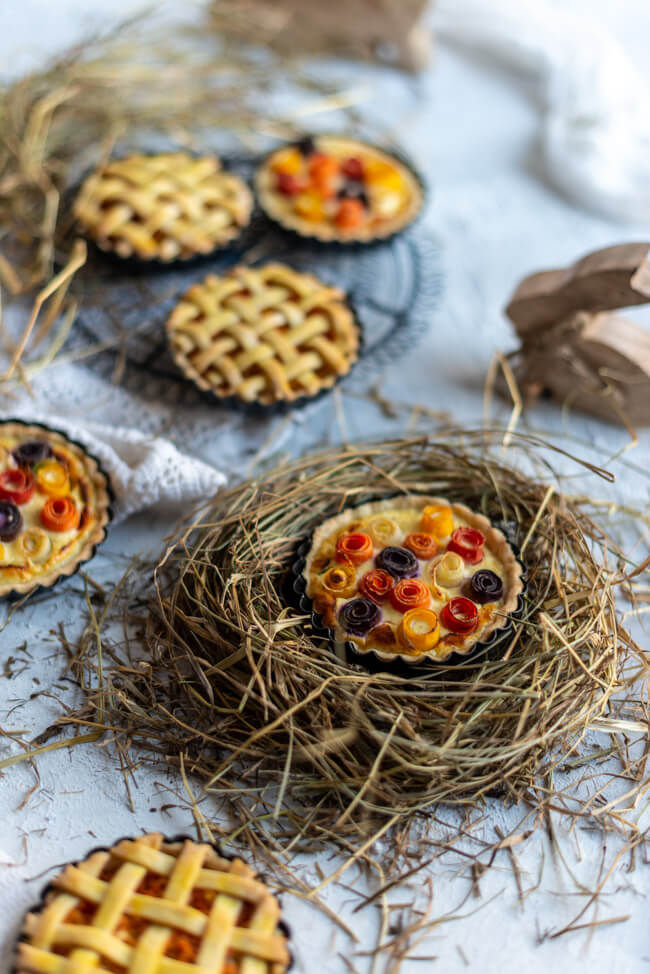 Möhren Tartelettes Mini Pies Karotten Ostern Brunch Blogparade bunte Möhren lila Karotte Teiggitter Mini Tarte Quiche vegetarisch veggie einfach