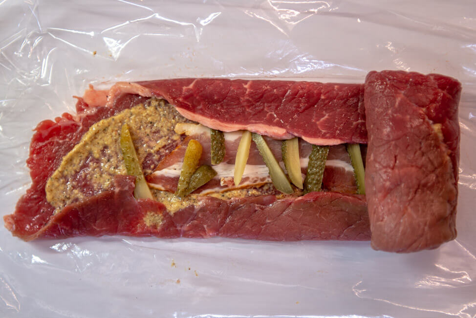Rinderroulade schritt für schritt Rindsroulade Roulade füllen rollen schrittweise Gewürzgurken Speck Senf