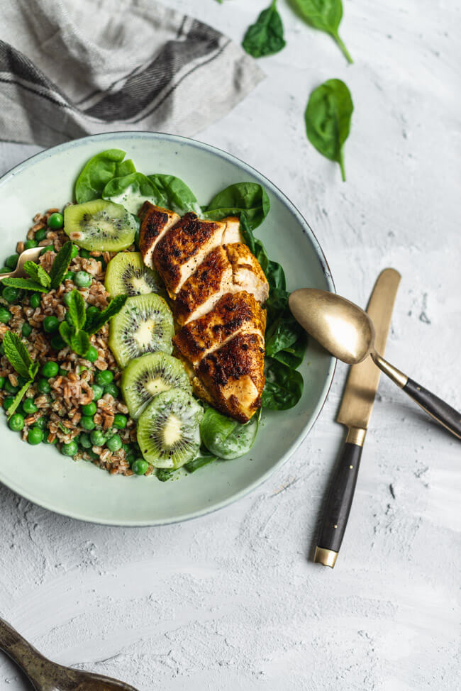 Bombay Chicken Bowl Green Erbsen Spinat Kiwi Minzsauce Agavendicksaft Apfelessig naturtrüb Dinkel Schneekoppe ALDI SÜD healthy food gesund vollkorn vollwertig Blattspinat Hähnchenbrust Curry
