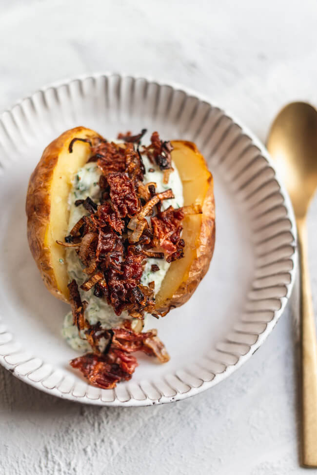 Ofenkartoffel mit Kräuter Tzatziki und knusprigem Bacon und Röstzwiebeln weltbester Kräuterquark einfach sommer abendessen feierabend schnell
