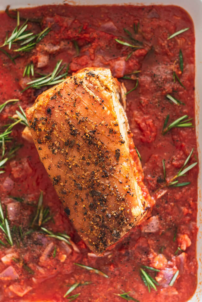 Schweinebauch all'arrabiata in Tomatensauce mediterran Ofengericht Schmorgericht sommer italienisch Rosmarin Knoblauch Zwiebeln Schweinebraten