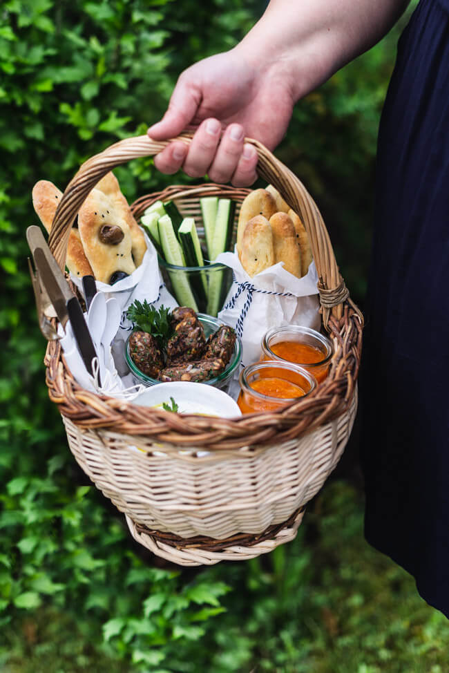 International Picnic Day 2019 Türkisches Picknick Köfte Fladenbrot Sütlac Aprikosenkompott Joghurt-Feta-Dip Sommer