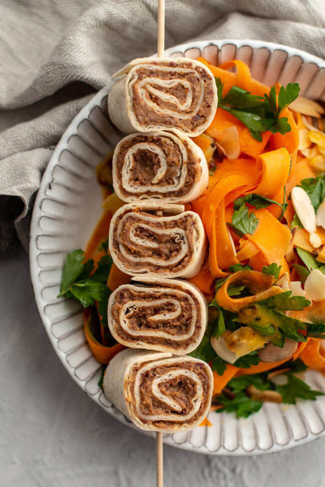 Tortilla Röllchen mit orientalischem Karottensalat Mandeln Petersilie Bohnencreme vegan Tortillafladen Möhren Aprikose