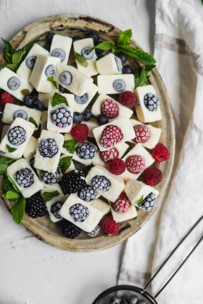 Eiskonfekt lowcarb FroYo Bites Frozen Joghurt Beeren Himbeeren Blaubeeren Brombeeren Minze Joghurteis einfach schnell Zitrone
