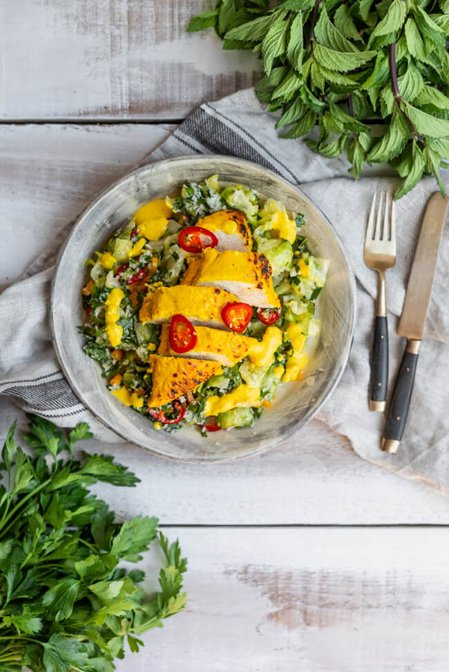Hähnchenbrust mit Sambol Salat Low Carb glutenfrei gesund kochen schnell einfach Sommer Ingwer Chili Minze Feierabend Kurkuma Sri Lanka Asiatisch