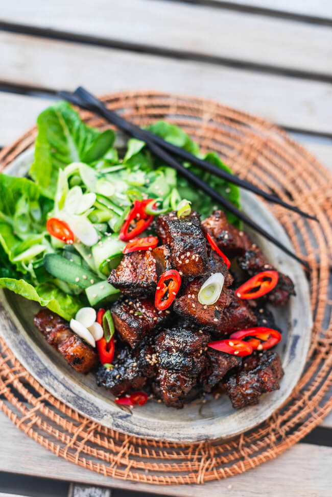 Pork Belly Burnt Ends Asia Style Schweinebauch Pralinen Grillen BBQ Barbecue Asiatischer Gurkensalat Sesam Chili lowcarb glutenfrei