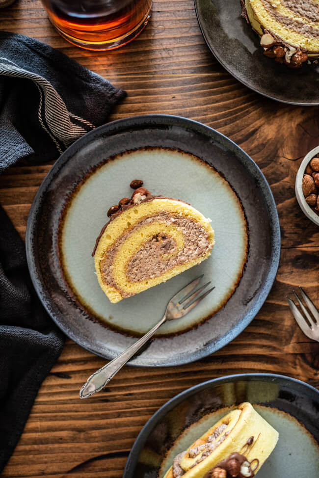 Nussroulade glutenfreie Nuss Bisquitrolle mit Nussfüllung Bisquit Rolle Kuchen backen Schokolade Mandeln Haselnüsse Amaretto Schokolade Sonntagskuchen Feiertag