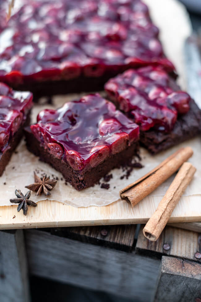 Gewürz-Brownies mit Glühwein-Kirschen National Brownies Day Gewürzkuchen Schokolade Chocolate Kirschen Weihnachten Winter backen Kuchen