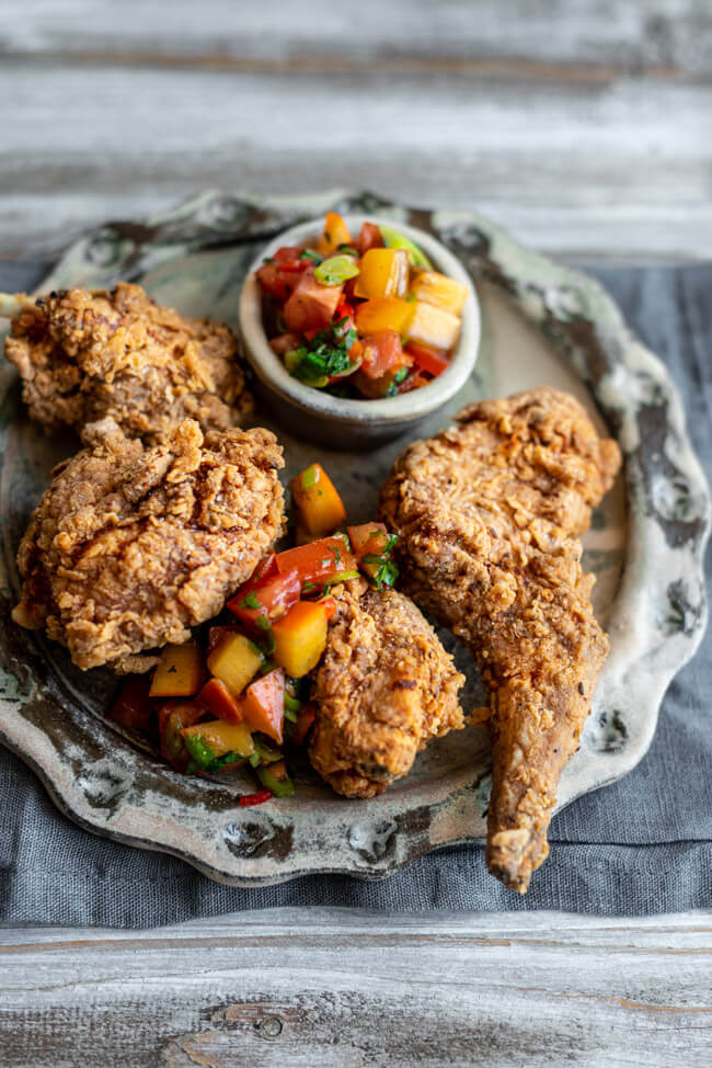 Frittiertes Kaninchen mit Sharonsalsa Kaki Salsa Tomaten Lauchzwiebeln Minze Zitronensaft Abendessen Töpfern Foodfotografie Foodfotografin Nürnberg