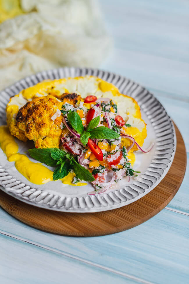 Gebackener Blumenkohl mit Gotu-Kola-Sambol Im Ofen gegart einfach Sri Lanka Asiatisch bunt Kurkuma Knoblauch Ingwer Chili Sambol Kokos Gewürz Kräuter vegetarisch vegan lactosefrei glutenfrei
