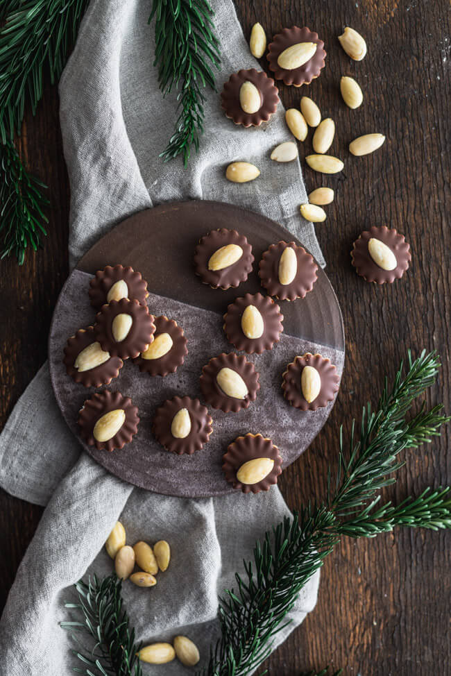 Hausfreunde Marzipan Plätzchen mit Schokolade Weihnachtsplätzchen Mandeln Johannisbeergelee Vollmilchschokolade Weihnachten backen Kekse
