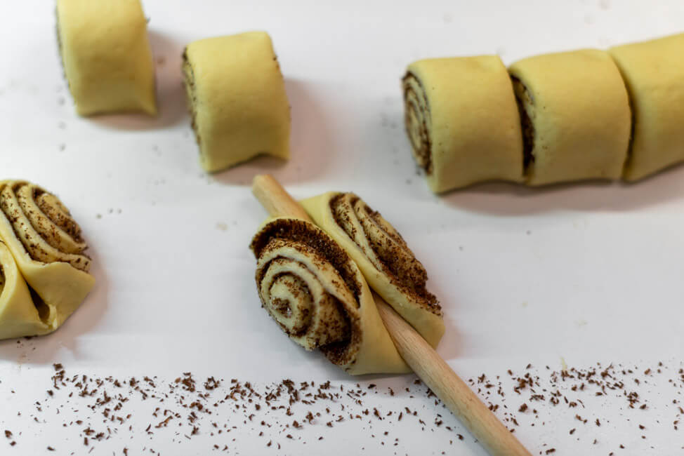 Schokoladen Franzbrötchen mit Kochlöffel formen Hamburger Spezialität Plundergebäck