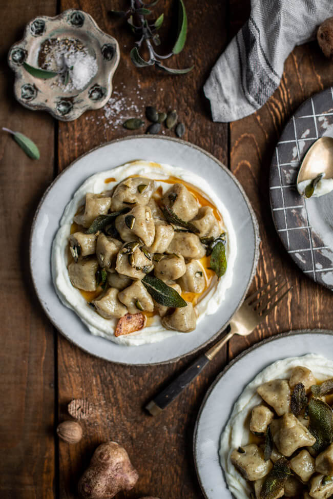 Topinambur Gnocchi mit brauner Butter frittiertem Salbei und cremig geschlagenem Ricotta Parmesan Knoblauch Kürbiskerne Pasta selbstgemacht Wurzelknolle saisonal Winter Januar regional