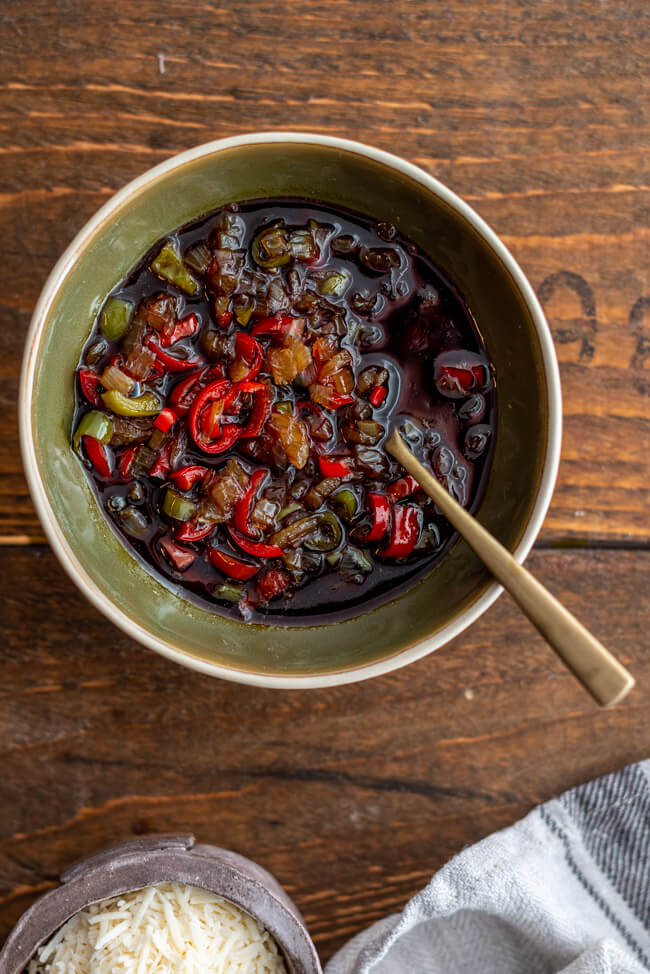 Salsa Topping für Wiener Reisfleisch aus Kitchen Impossible Mraz & Sohn Wien Markus Mraz Chili Zwiebeln Kürbiskernöl Apfelbalsam