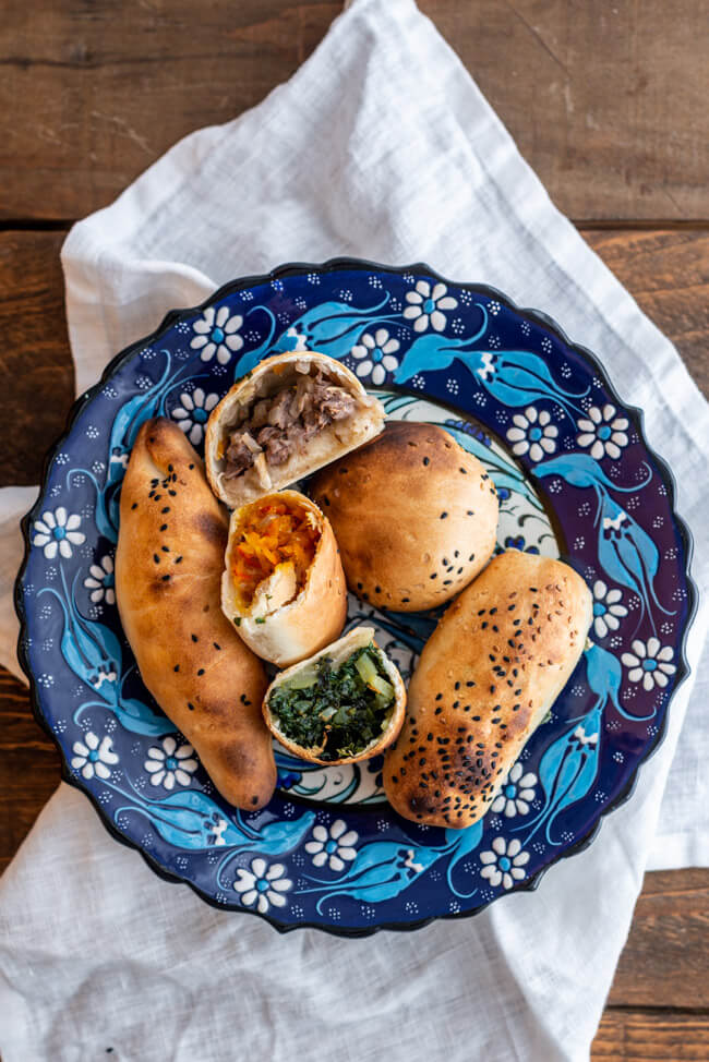 Somsa gefüllte Teigtaschen aus Usbekistan Taschkent Mavlon Tim Mälzer Max Strohe Ofen 200°C Sesam vegetarisch vegan fleisch Rind Backen Streetfood traditionell Gebäck Kürbis Spinat Minze Kreuzkümmel Samsa