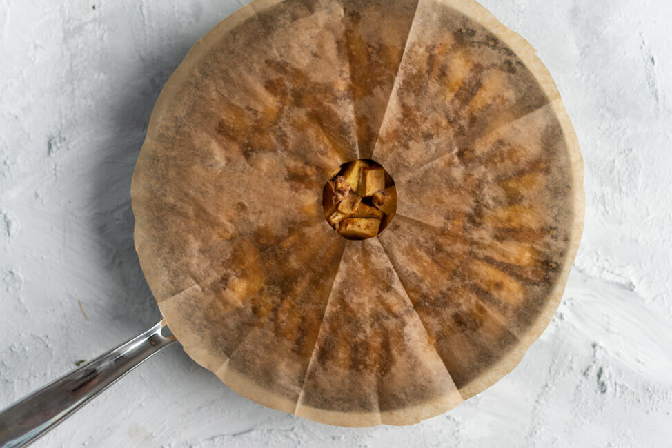 Geschichtete Äpfel für Tarte Tatin mit Backpapier aus Kitchen Impossible Wolfgang Kuchler Taverne zum Schäfli Tim Mälzer Schweiz