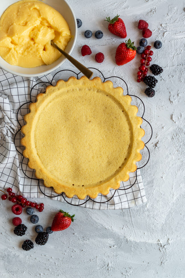 Obstkuchenboden und Eierlikörpudding auf Tortengitter. #Bisquit #Obstkuchenboden #Eierlikörpudding