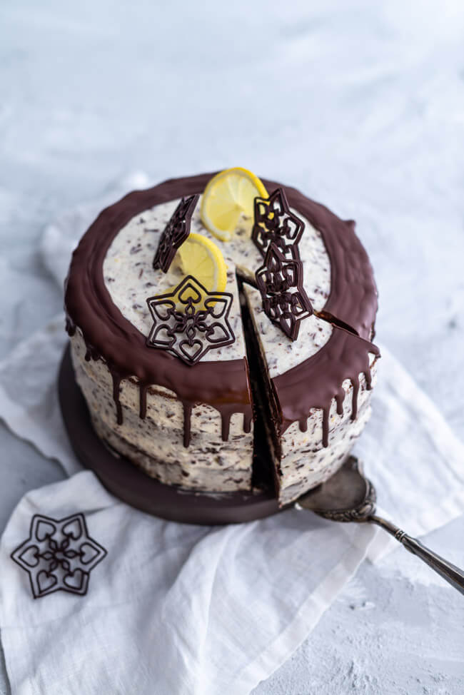 Drip Cake Straciatella Torte mit Schokoladendekor aus dem mycusini 3D Drucker für Schokolade auf grauer Kuchenpatte.