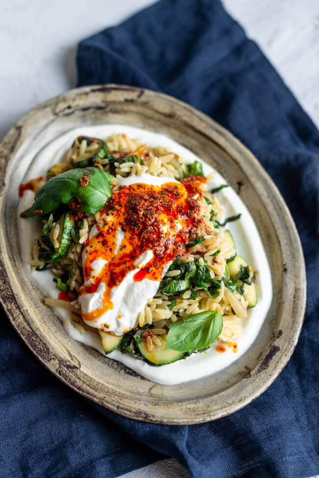 Vegetarische und griechische Nudel-Gemüse-Pfanne mit Orzo bzw. Krithiraki mit Knoblauch-Joghurt und Paprika-Minz-Butter.