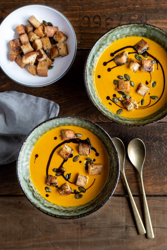 Orientalische Kürbiscremesuppe aus Hokkaidokürbis mit Baharat, Knoblauch, knusprigen Croutons und gerösteten Kürbiskernen.