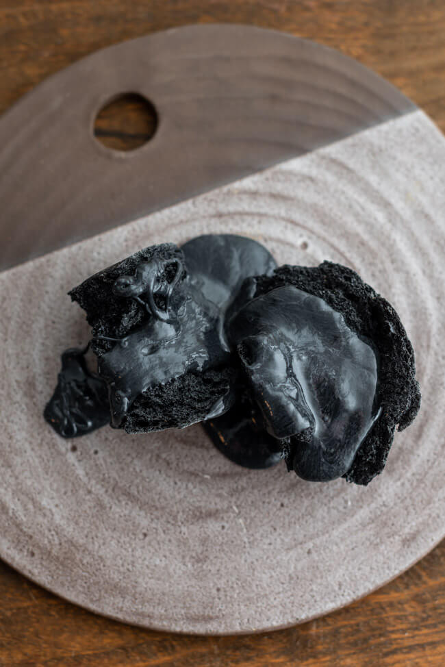 Kohlenfondue mit Kohlenbrot aus Kitchen Impossible | foodundco.de | Foodblog aus Nürnberg