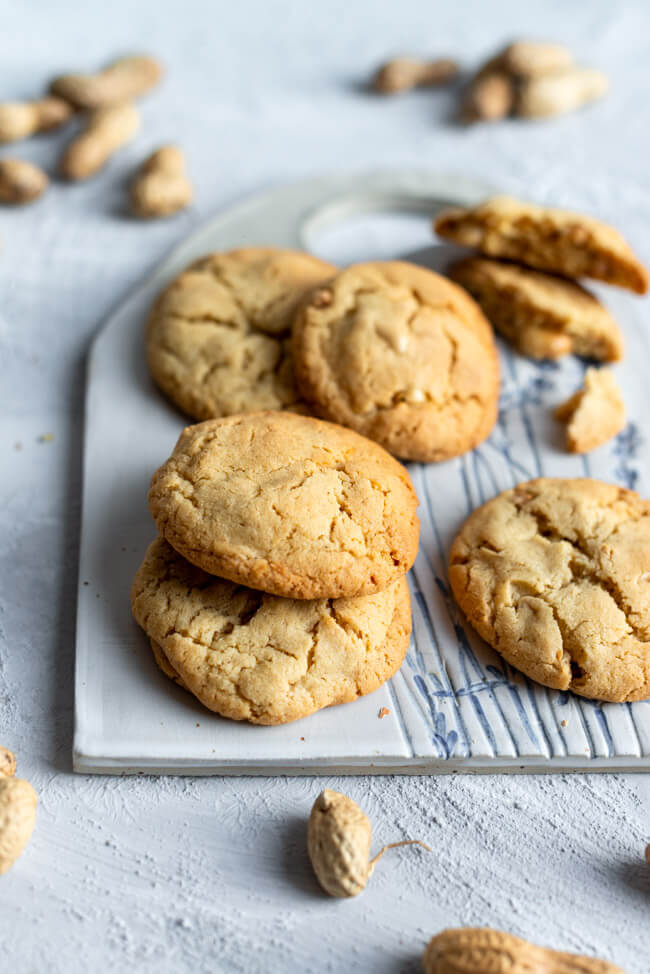 Peanutbutter Cookies auf selbstgetöpferten Keramikbrett.