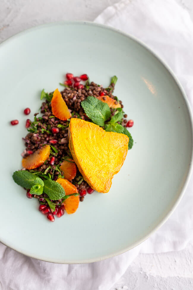 Thunfisch Tataki auf orientalischem Linsensalat mit Blutorange, Granatpapfel und Minze.