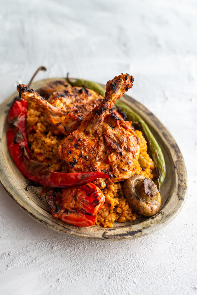 Türkischer Grillteller: Hähnchenkotelett mit Bulgur und gegrilltem Gemüse aus Kitchen Impossible.