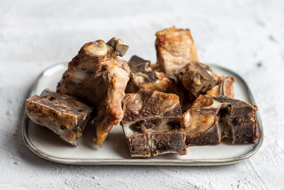 Geröstete Schweineknochen aus dem Ofen.