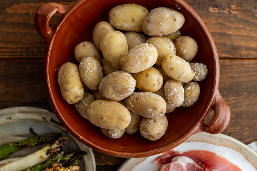Papas Arrugadas in brauner Keramikschale.