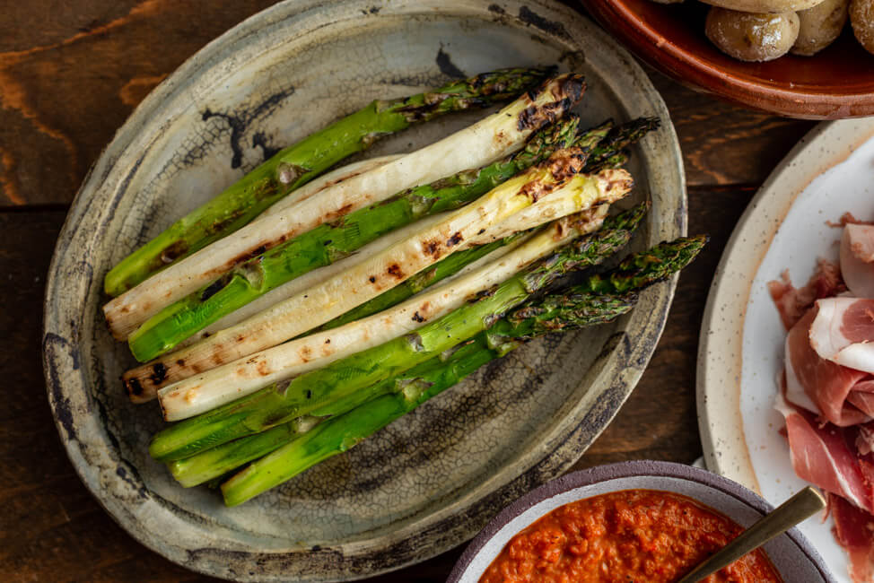 Gegrillter grüner und weißer Spargel.