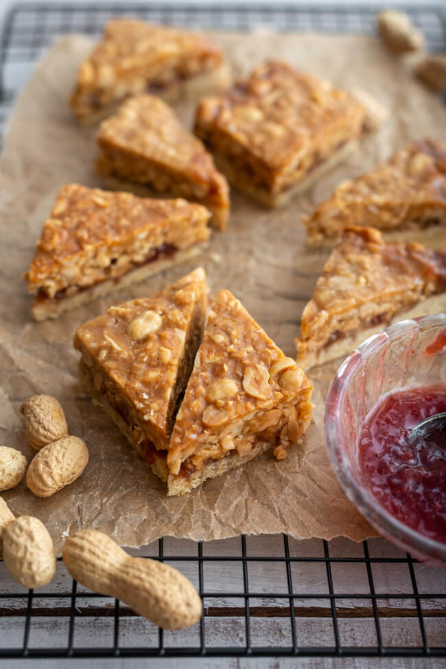 Erdnuss-Nussecken ala Peanutbutter & Jelly Toast - zum National Peanut Day am 13.09.2021.