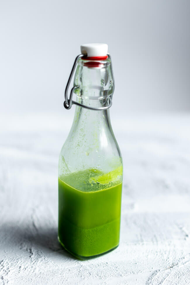 Schnittlauchöl in Glasflasche.