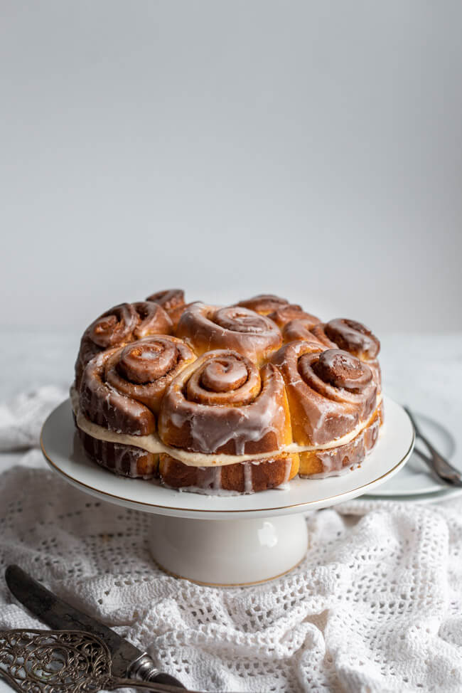 Zimtschnecken-Torte zum Schwedischen Zimtschneckentag auf weißer Tortenplatte. Kanelbullar Dag.
