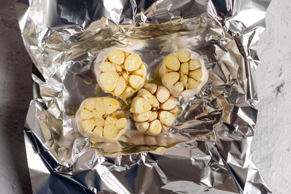 Knoblauch mit Olivenöl mit Alufolie.