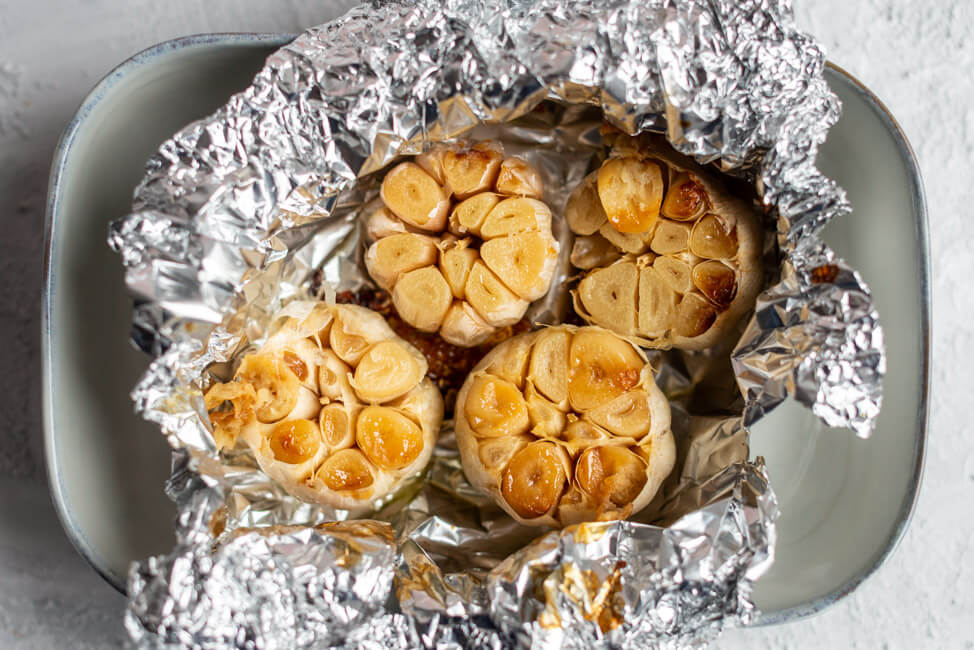 Frisch aus dem Ofen gerösteter Knoblauch.