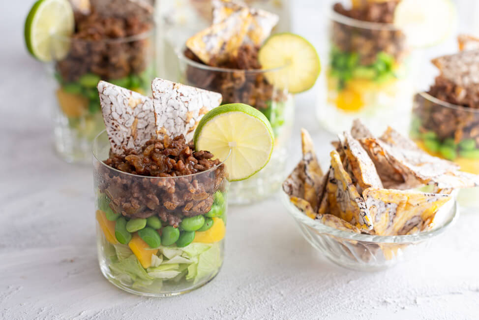 Asiatischer Schichtsalat im Glas mit Edamame, Mango und Sweet Chili Sauce fürs Partybufett.