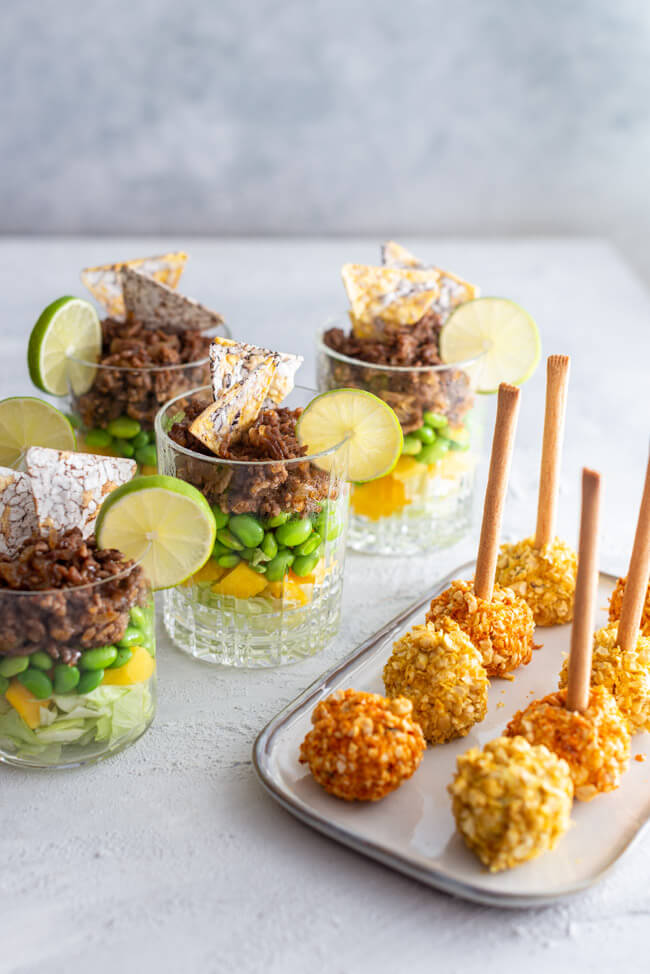 Asiatischer Schichtsalat im Glas mit Edamame, Mango und Sweet Chili Sauce und Frischkaesebaellchen mit Knusper-Kichererbsen fürs Partybufett.