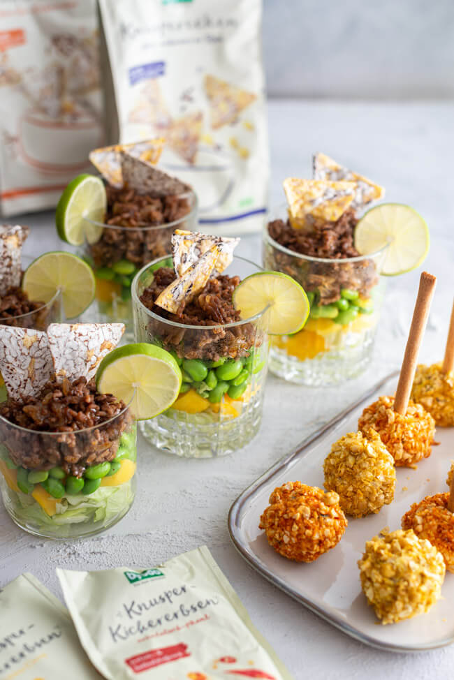 Asiatischer Schichtsalat im Glas mit Edamame, Mango und Sweet Chili Sauce und Frischkaesebaellchen mit Knusper-Kichererbsen fürs Partybufett.