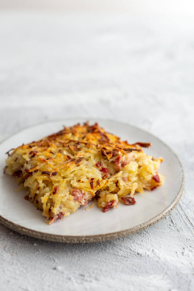 Plain in Pigna - Engadiner Rösti - aus Kitchen Impossible auf grauem Keramikteller und hellem Untergrund.