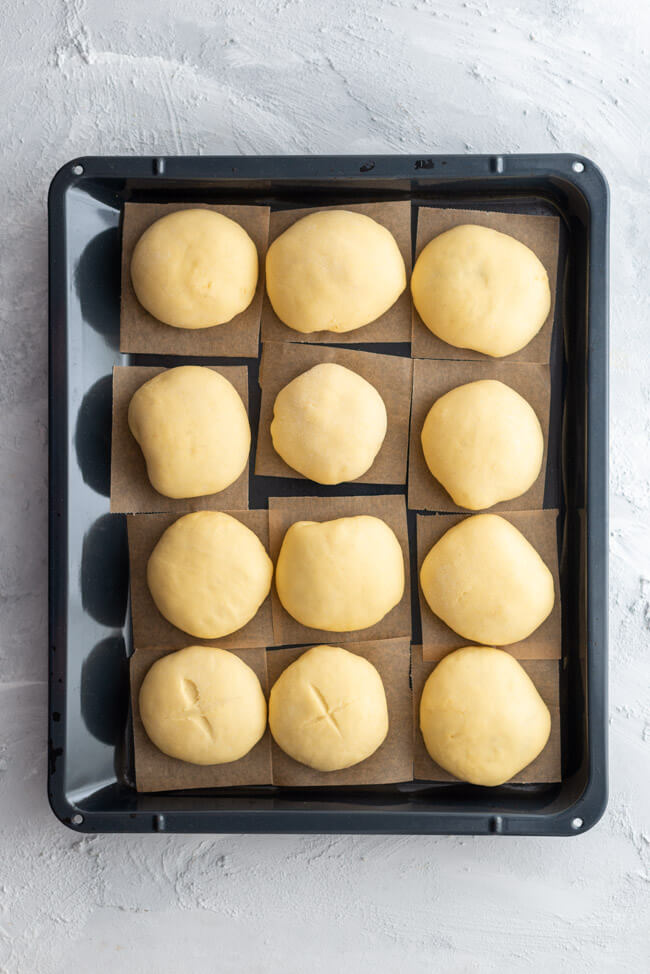 Germknödel vor dem Dämpfen auf Backblech mit Backpapier.
