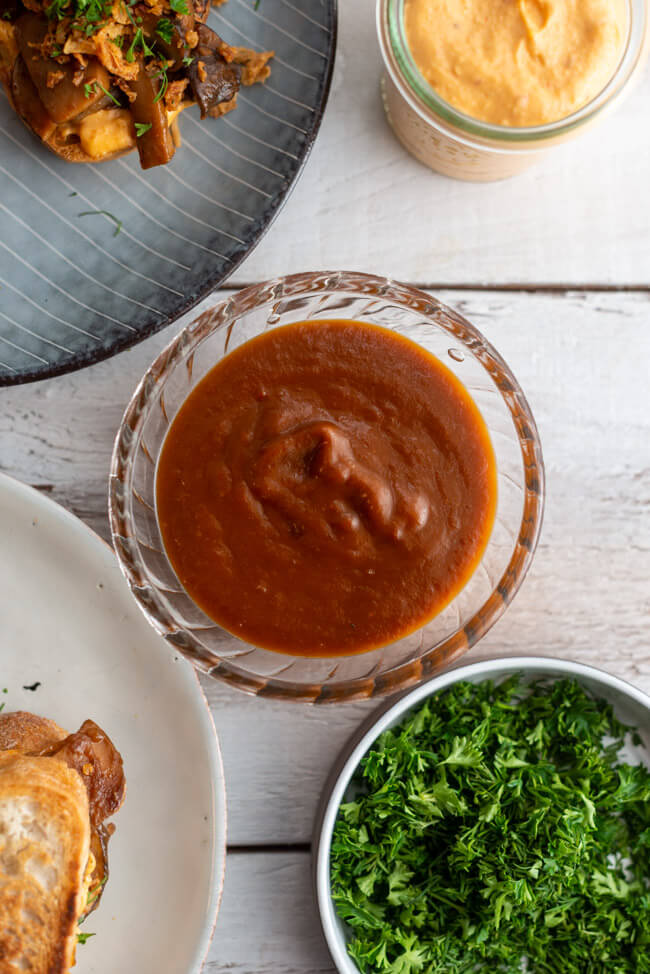 Vegane BBQ-Sauce aus Kitchen Impossible in Glaschale auf hellem Untergrund.