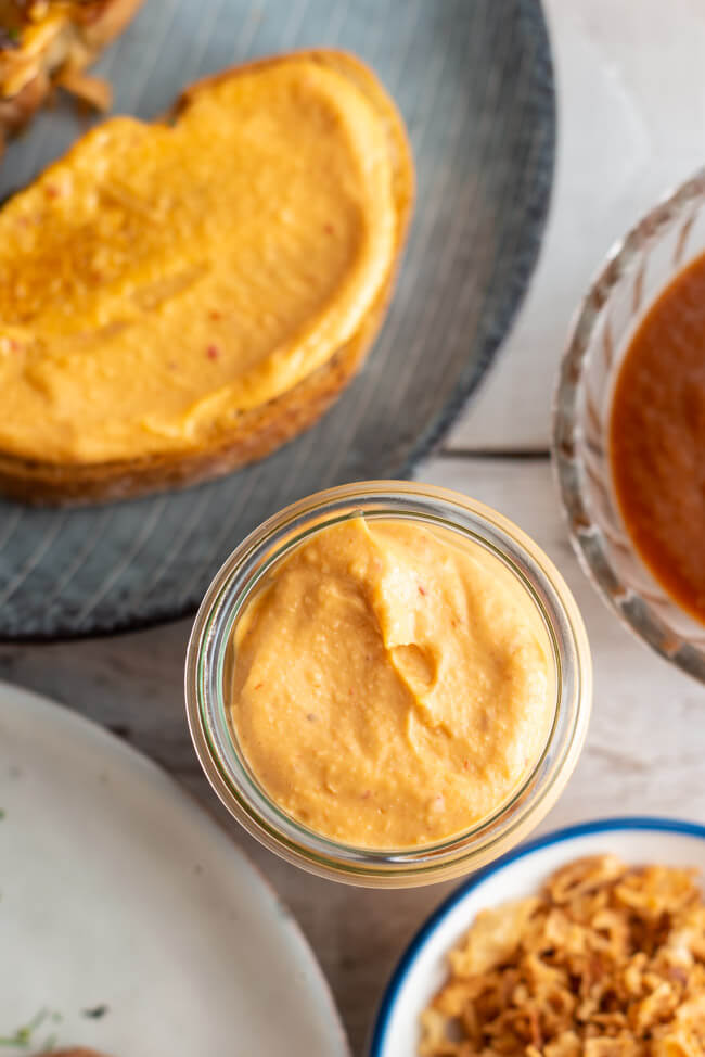 Vegane Ranch-Sauce aus Kitchen Impossible im Weckglas auf hellem Untergrund.