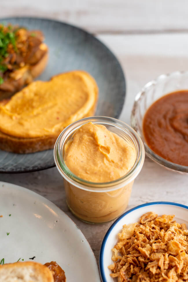 Vegane Ranch-Sauce aus Kitchen Impossible in Weckglas auf hellem Untergrund.