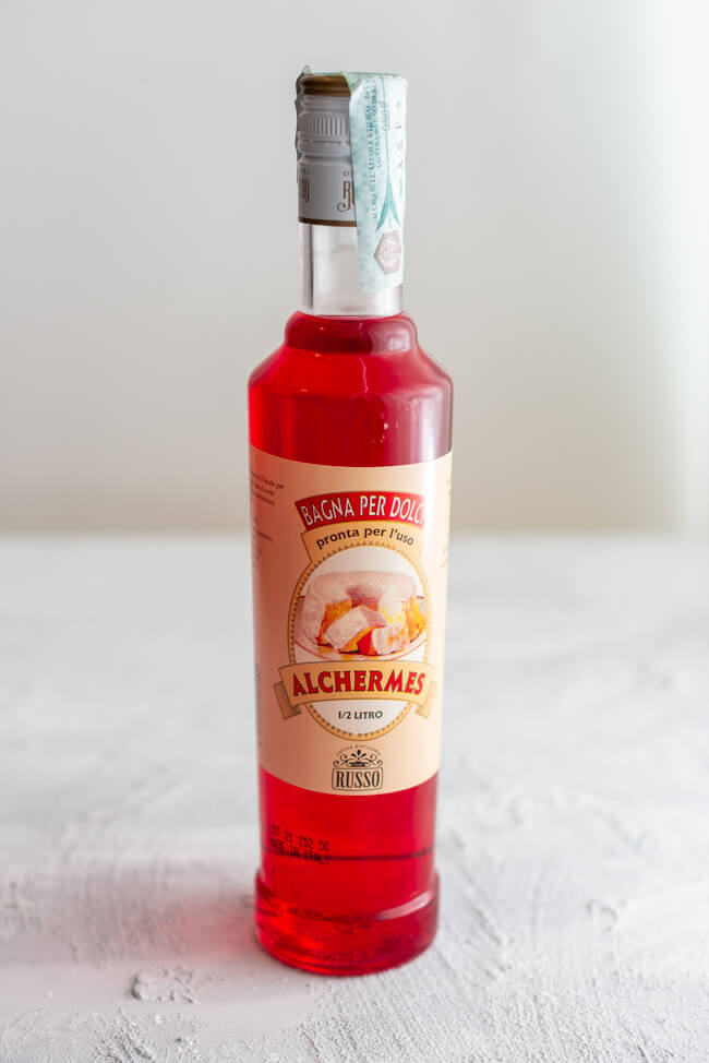 Eine Flasche Alchermes Likör zum Tränken des Bisquit für Zuppa Inglese