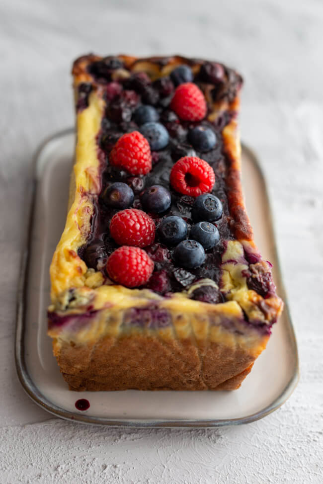 Ukrainischer Beeren-Grießkuchen auf hellem Untergrund.