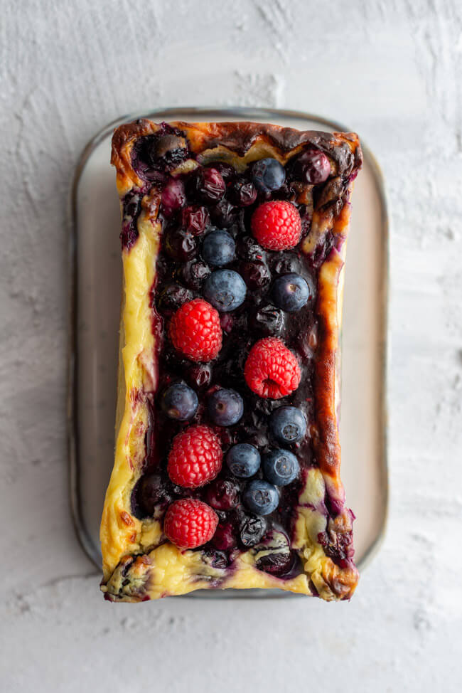 Ukrainischer Beeren-Grießkuchen auf hellem Untergrund.